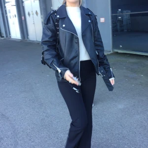 Oversized skinnjacka från Nelly! - En oversized skinnjacka från Nelly. Världsligt bra skick, endast använd två gånger.