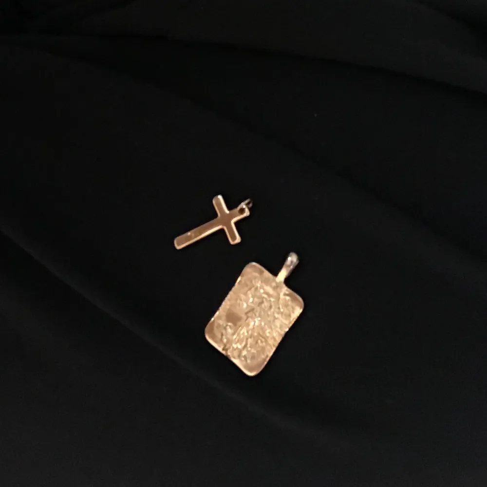 Två helt oanvända smycken som är fina att sätta på sitt halsband. Ett kors och en ängel. Båda är helt oanvända så inge rost. (Inte äkta guld) Ett för 30kr båda för 50kr. Frakt ligger på 11kr. Accessoarer.