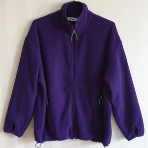 NY Weekday fleecetröja  - Helt ny fleecetröja från weekday i lila med neongröna detaljer. Nypris 450 kr. Katt har funnits i hemmet 🐱 Pris kan diskuteras, PM för frakt!