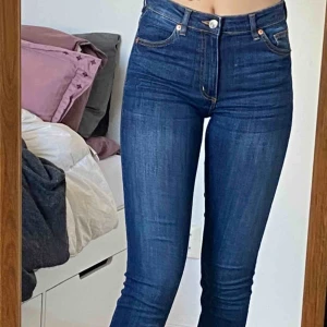  - Ett par marinblå jeans ursprungligen från Monki, men jag köpte dom second hand. Superfina på!  Jag är 170 cm lång. Möts upp i Stockholm. 