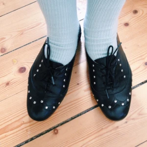  - Svarta gubbskor från Topshop i storlek 35/36. Inte oanvända men i mycket gott skick. Jag möts gärna upp i Stockholms-området.