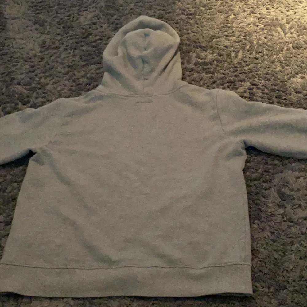 En jätte fin ck hoodie köpt för 800kr bud från 100 uppåt säljs pg kommer aldrig till användning💕. Hoodies.