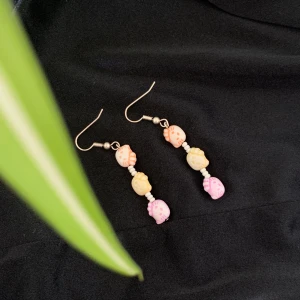 Hello Kitty örhängen - Söta hello Kitty örhängen, aldrig använda, gjorda själv