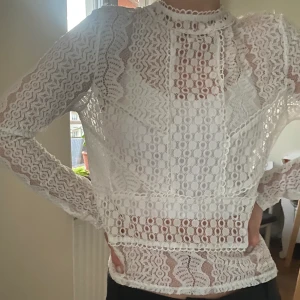 Genomskinlig fintröja  - En tröja som man kan klä upp och klä ner 😁