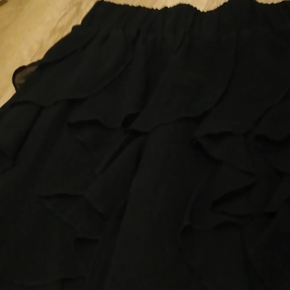En svart kjol från h&m storlek 36 . Kjolar.