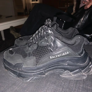 Balenciaga Triple S - Säljer mina svarta Balenciaga Triple S. Passar både strl 37-38. Har dustbag, kvitto, vita skosnören & kartong kvar! Beställda från mytheresa i mars för 7500kr. Säljer pga används knappt :) 