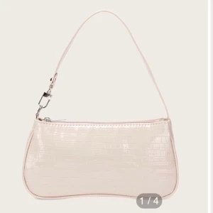 Beige väska - Jag har beställt en sådan här väska, men kommer antagligen inte ha så mycket användning av den! Lägg gärna ett bud! Jag avslutar budgivningen när jag är nöjd med budet!