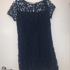 Spetsklänning Hollister - En fin loose fit marinblå kläning med spets från hollister. Endast använd två gånger. Storlek 5 i amerikanskt mått. Men passar mig bra som är en M