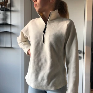 Vit fleecetröja - En väldigt unik fleecetröja, original från msn. Den är knappt använd och därför i bra skick. Tröjan är lite oversized på mig som brukar ha S. Superfin men säljer för att den inte kommer till användning! 💛