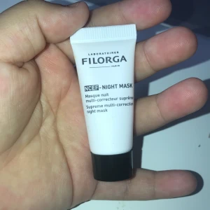 Night mask - Här är en mini night mask som jag inte använt och inte kommer till Någon användning(den är jätte bra och dyr är du n ocskå men detta är ett mini test kan man säga men du kommer älska den på din hyd 