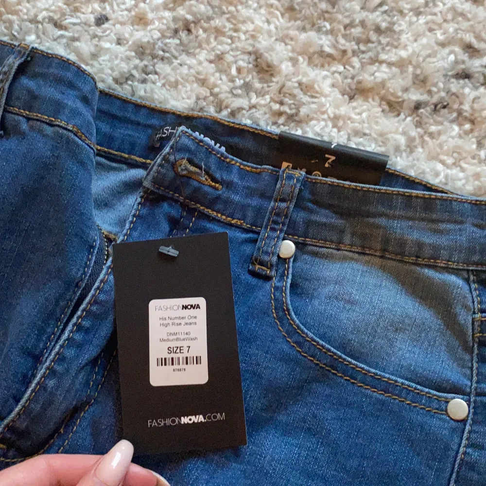 Prislappen kvar, aldrig använda! Skitsnygga och helt slutsålda på hemsidan, nypris ca 400kr (små i storleken så passar en 38 också, men de är stretchiga) Köparen står för frakten 💕. Jeans & Byxor.