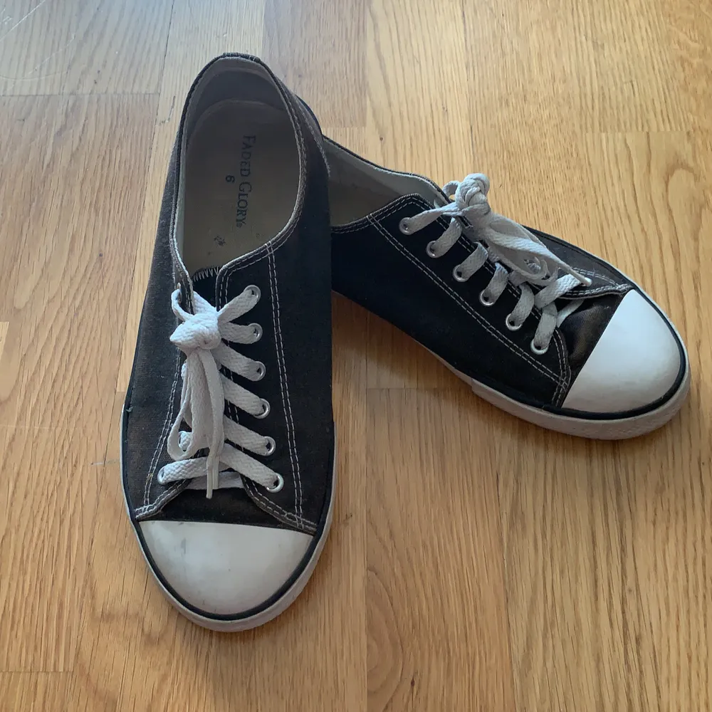 Converse i svart modell herr använd fåtal ggr säljs pga ingen användning längre fel fritt 👟👟👟🌸. Skor.