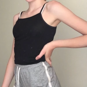 Svart linne 🖤 - Linne köpt på H&M för något år sen och sedan dess välanvänt, men i bra skick 🖤 Säljer pga att det inte används längre. Kommer ej ihåg vad den kostat från början. Frakt tillkommer. I barnstorlek 🖤