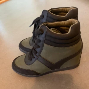 Skor - Skor i strl 36 men passar också till 37