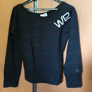 We/JL - En tröja som jag använde ett tag och sedan har den bara blivit liggande i garderoben. Tycker att den är lite stor S storlek. Köpare betalar frakt 