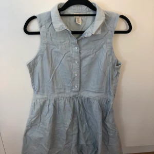 Levis klänning - En super fint Levis klänning som jag aldrig har använts   Kan mötas up i Stockholm eller fraktas men köparen står för frakten. 