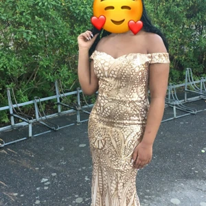 Festklänning - Säljer min balklänning från Dennis Maglic i storlek M. Den är i nytt skick och har bara använts en gång. Original priset är 900 kr. 