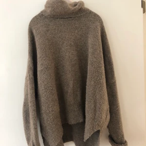 Beige stickad tröja - Beige tröja med dragkedja i ryggen. ❤️ Vid köp står köparen för frakt eller så möts vi upp i kvarnby. 