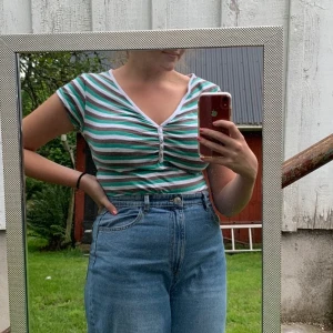 Randig v-ringad tröja - Randig tröja från 90/00 talet i jättefin kvalité. 