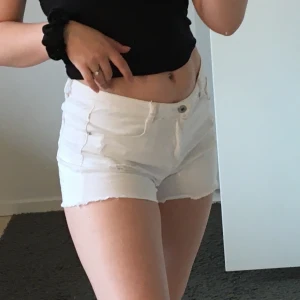 Vita jeansshorts - Snygga vita jeansshorts, köpta på Tessie Göteborg! Storlek M men sitter mer som S. 