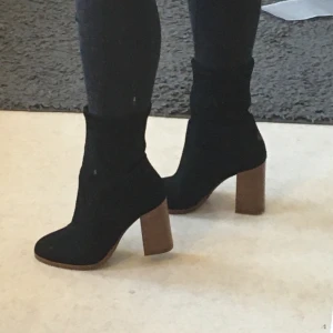 Boots med klack - Supersnygga boots, endast använda en gång. Nypriset är 1299:-, prislappen sitter kvar. Bekväma att gå i för o vara klackskor! Skorna är i mocka och klacken är i trä🥰 