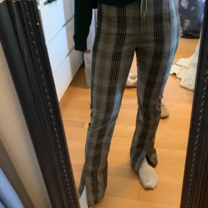 Rutiga raka kostymbyxor  - Rutiga raka långa kostymbyxor byxor ifrån monki i storlek 34. Köparen står för frakten, kan också mötas upp i Stockholm! 