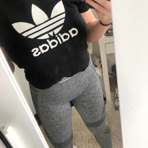 Adidas T-shirt - T-shirt ifrån adidas, kommer aldrig till användning. Står att storleken är en L men mer en S / M. Frakt tillkommer på 44kr 🥰