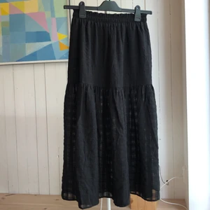 Finaste svarta kjolen! - Så fin midikjol från HM, köpte tidigare i sommar och har bara använt en gång! Lite rutigt mönster. Storlek  S, frakt tillkommer🖤