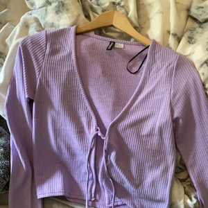 Kofta från HM - Säljer denna ursnygga kofta som precis är ny och aldrig använd! Många intresseradee, Buda i kommentarerna!