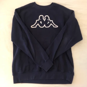 Kappa Sweatshirt - Mörkblå tröja från Kappa i bra skick