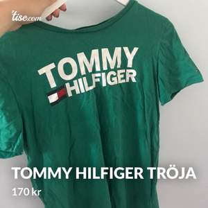 Jättefin grön Tommy hilfiger tröja. Har knappt använt den. Strl 170 killastorlek så skulle säga strl. S/M. Den är ganska lång i modellen. Frakt tillkommer. Betalning genom swish.
