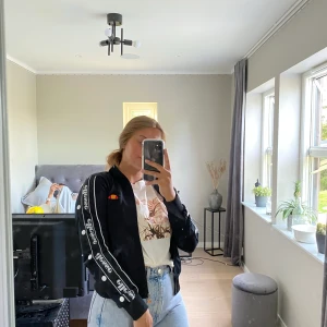 Ellesse Kofta strl 38 - En otroligt fin kofta från Ellesse som är köpt på JD. Den är använd en del men den ser ut precis som ny! Den sitter perfekt för folk med strl S och men även M. Nypris 450kr