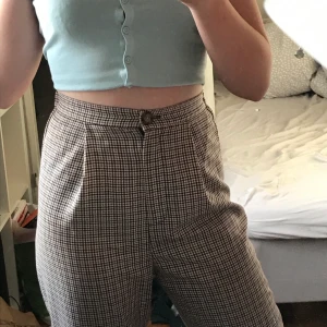 Byxor - Ett par jättefina byxor🥰 Ljuset på dessa bilder blev lite konstigt men  de är mer bruna i verkligheten! Det är bara att skicka i dm för fler bilder!! Inte använda mycket!! Köparen står för frakt!