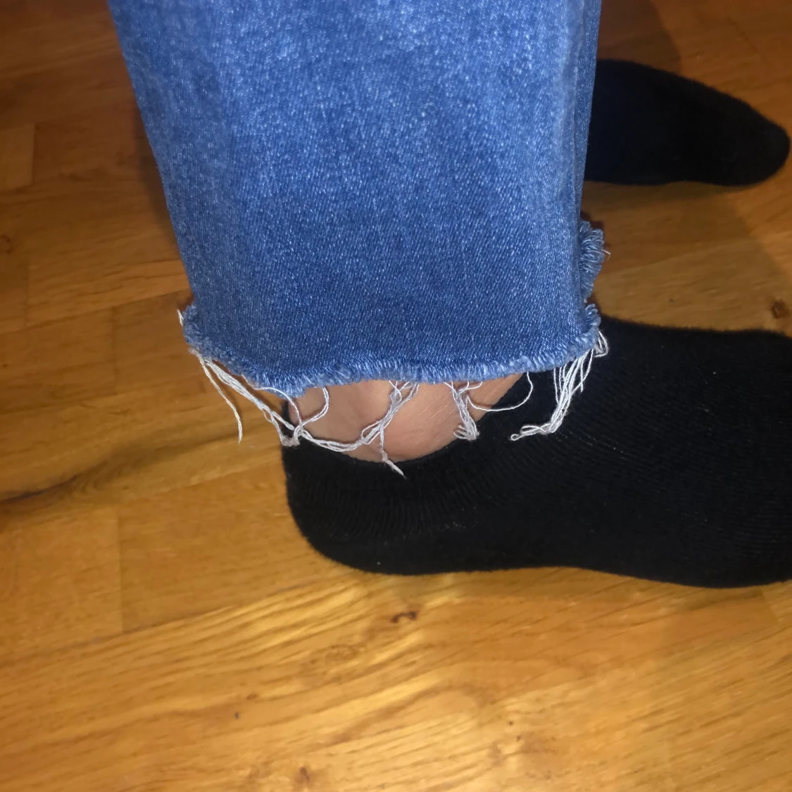 mörkblåa levis jeans - 91