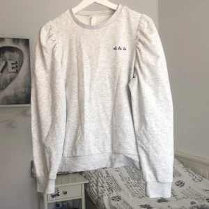 Tröja  - Säljer denna jätte fina tröjan som aldrig kom till användning. Om du är intresserad tveka inte på att skriva till mig☺️. FÖRST TILL KVARN⚠️ KÖPAREN STÅR FÖR FRAKTEN⚠️