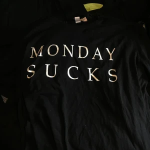 tshirt med tryck - Gratis frakt! Kortärmad tshirt med texten ”monday sucks” stl M endast använd två ggr