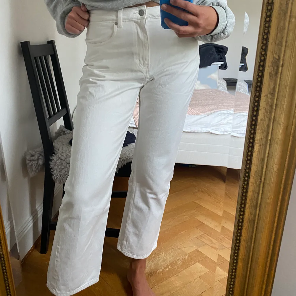 I princip helt nya voyage jeans från weekday i färgen loved white. Strl 29/28. Lite små i storlek, säljer pga av för små (inte jag på bilden) därav endast använda ca 2 gånger. Nypris 400kr, säljer för 100kr + frakt (de är slutsålda på weekday online). . Jeans & Byxor.