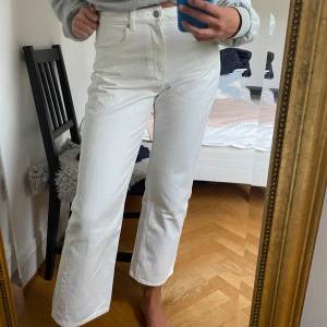 Weekday voyage jeans - I princip helt nya voyage jeans från weekday i färgen loved white. Strl 29/28. Lite små i storlek, säljer pga av för små (inte jag på bilden) därav endast använda ca 2 gånger. Nypris 400kr, säljer för 100kr + frakt (de är slutsålda på weekday online). 
