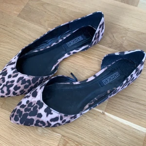 Skor  - Ballerinaskor storlek 38