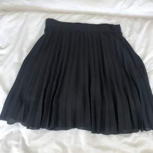 Svart kjol från Shein. Storlek S, men väldigt liten i storleken.