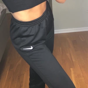 Mjukisbyxor nike - Sjukt snygga mjukisbyxor från nike, sparsamt använda, i bra skick, står för frakt💗 då flera är intresserade blir det budgivning, högsta bud just nu är 200kr💗