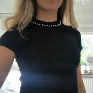 Svart topp  - En jätte fin svart topp med pärlor frin zara, lite kroppad. Jätte bra skick🥰 75kr (+frakt)