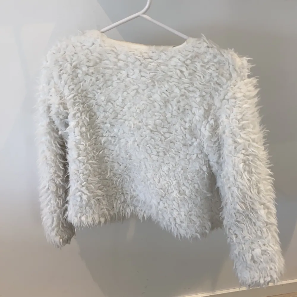 Fin pälsjacka som är vit. Använd fåtal gånger så bra skick. Frakt 59kr🤍🤍. Takit.