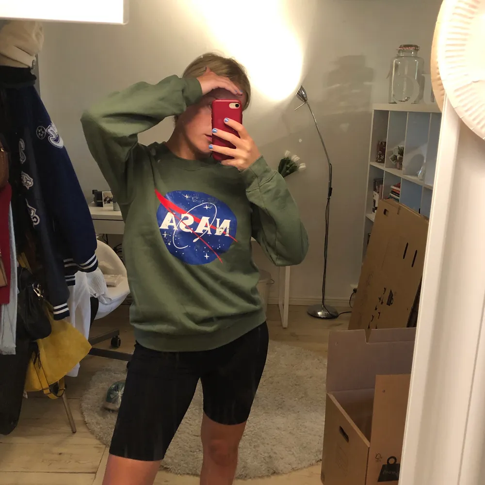Superfin Nasa sweater i storlek S men sitter snyggt oversized. Inköpt på NASA i Houston, USA. Använd 1 gång. Älskar denna!. Tröjor & Koftor.