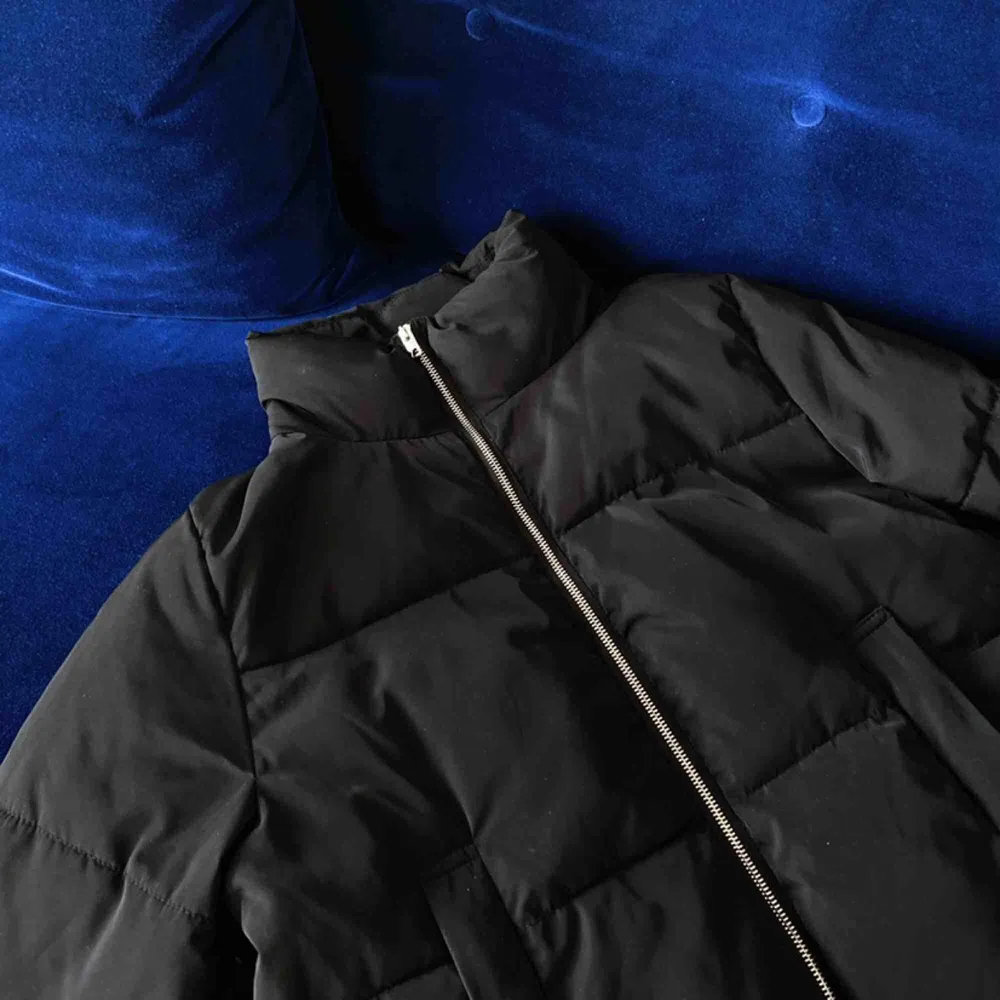 Populär svart puffer jacka från H&M. Superfint skick och varm! Har elastiska band i nederkanten så den kan justeras för att bli lösare eller tightare runtom. Möts upp i Stockholm eller skickas mot frakt ⭐️. Jackor.