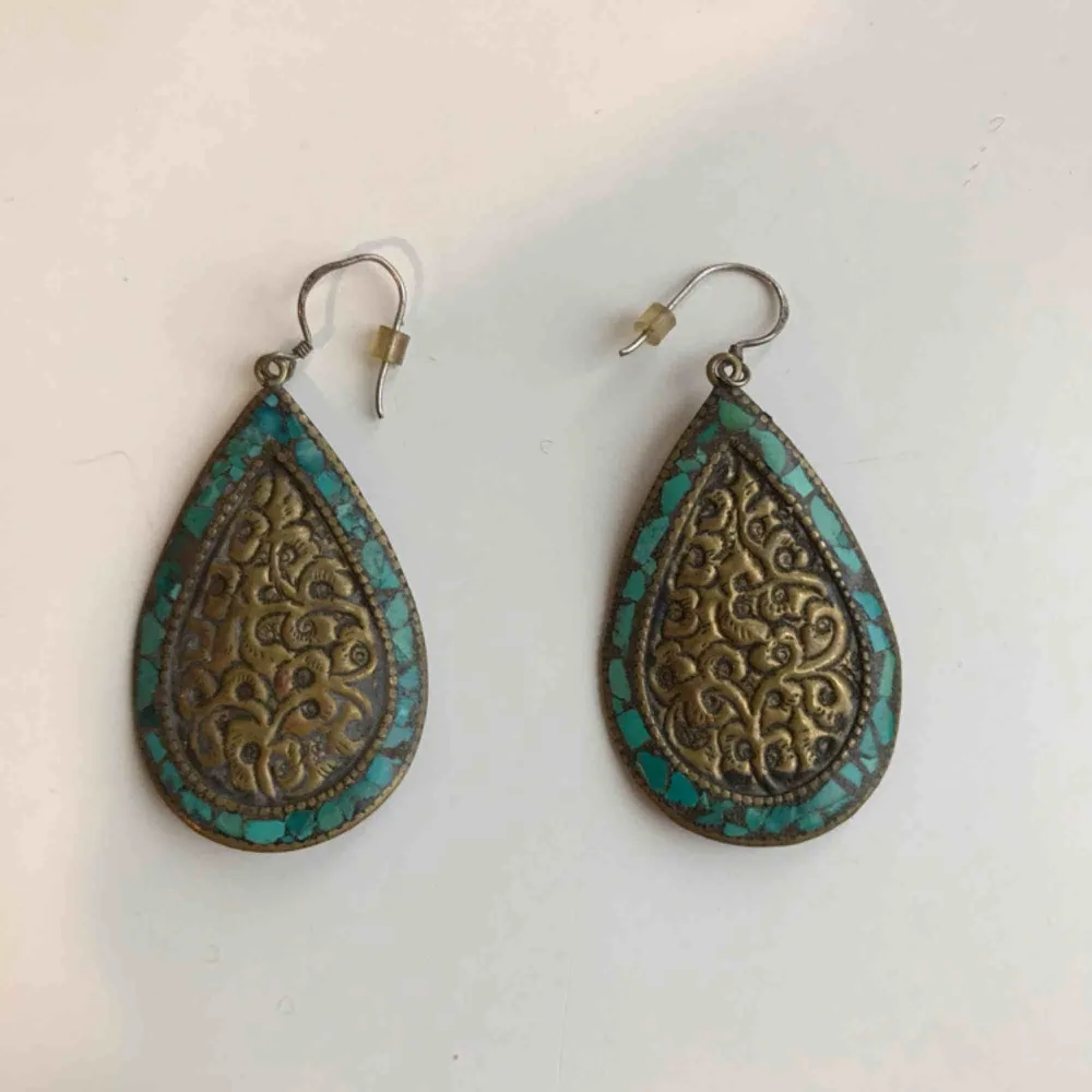Behemian vibe danglers made from real turquoise stones. Accessoarer.