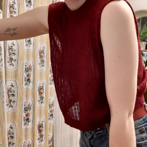  - Halvt genomsynlig crop top med låg turtle neck. Den är VÄLDIGT stretchig  Jag skulle gissa att den kommer från H&M men vet inte för lappen är bortklippt. Ärvde tröjan av min kusin men jag har aldrig använt den Pris kan självklart diskuteras 