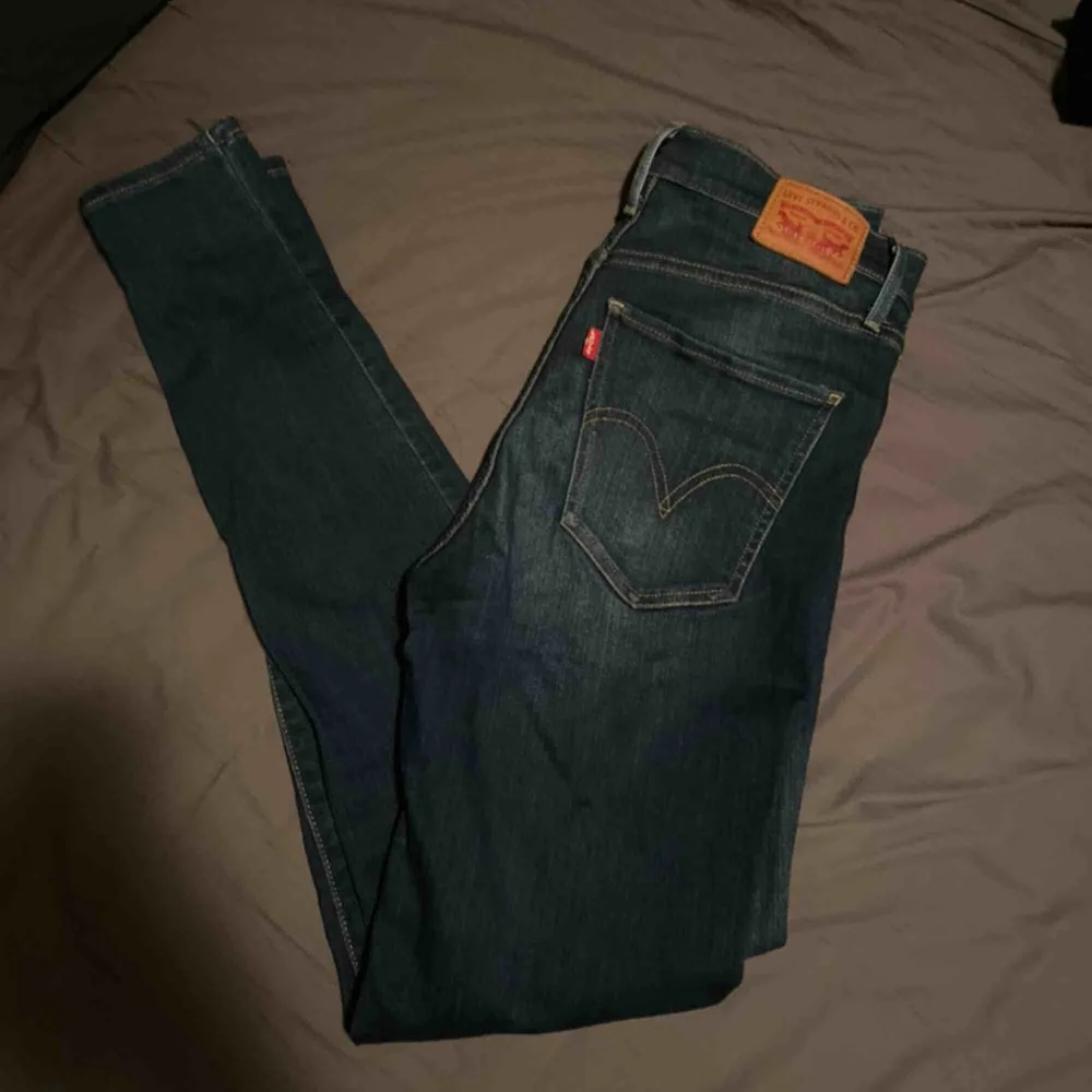 Levis jeans, använda 1-2 gånger. Köparen står för frakten. . Jeans & Byxor.
