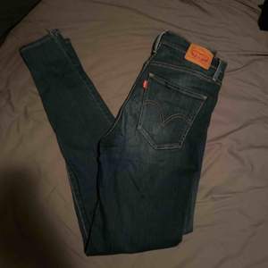 Levis jeans, använda 1-2 gånger. Köparen står för frakten. 