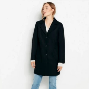  - Bilder lånade Lindex men kappan är HELT NY/oanvänd så bilderna stämmer✨ strl M. Endast upphämtning i Sthlm, gärna kring Södermalm. Nypris: 899 kr.   Text från Lindex hemsida: En svart kappa är alltid ett tidlöst plagg som passar olika typer av tillfällen och outfits. Den här har fickor och knappar framtill och är gjord i värmande ullblandning.   Detta plagg är delvis gjort i ull, ett material som är skönt och värmande.  - Mer information  Rak passform  Knappar framtill  Fickor framtill  Helfodrad  Stadig, vävd ullblandning  Längd 92 cm i stl M  Premium quality  Artikelnummer: 7856728  Ej vattentvätt Material: 55% ULL 39% POLYESTER 3% AKRYL 3% POLYAMID   375 kr eller högstbjudande! ✨